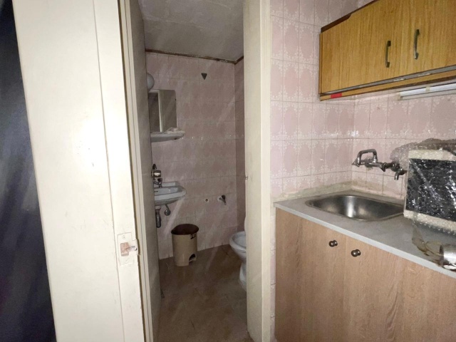 Achrafieh, Beirut, 4 Rooms Rooms,2 BathroomsBathrooms,Office,For Sale,2,2004