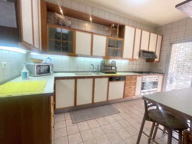 Achrafieh, 3 Bedrooms Bedrooms, ,2 BathroomsBathrooms,Apartment,For Rent,3,2249